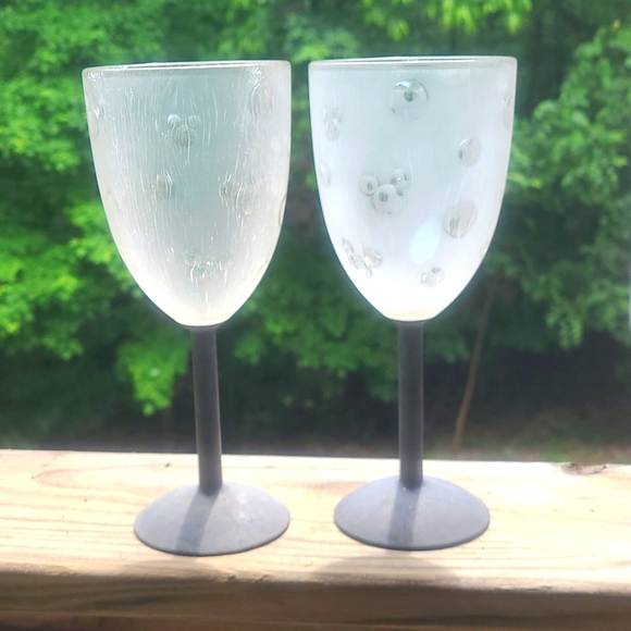 Plastic wine glasses - Picture 1 of 4